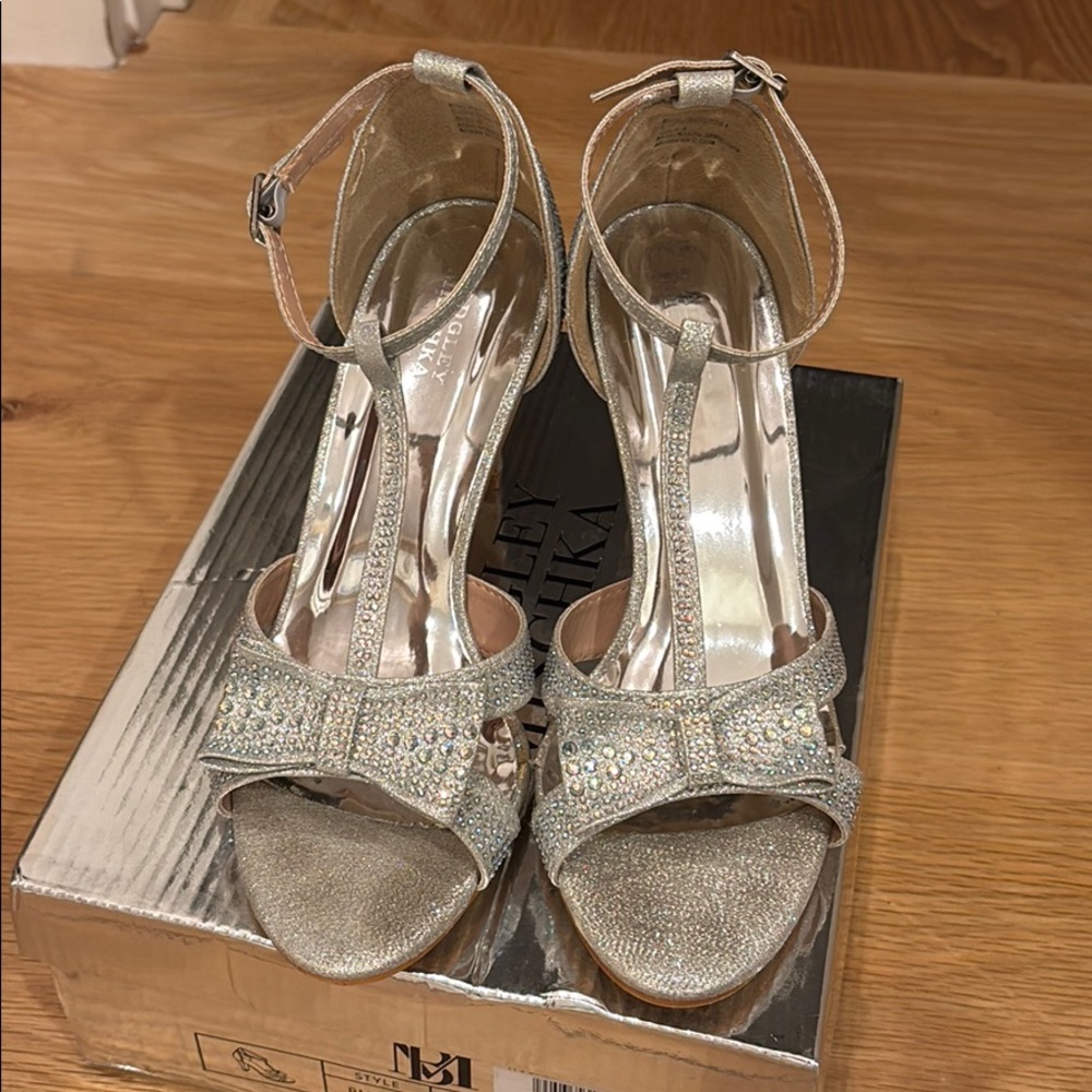 Badgley mischka metallic t-strap girls heel